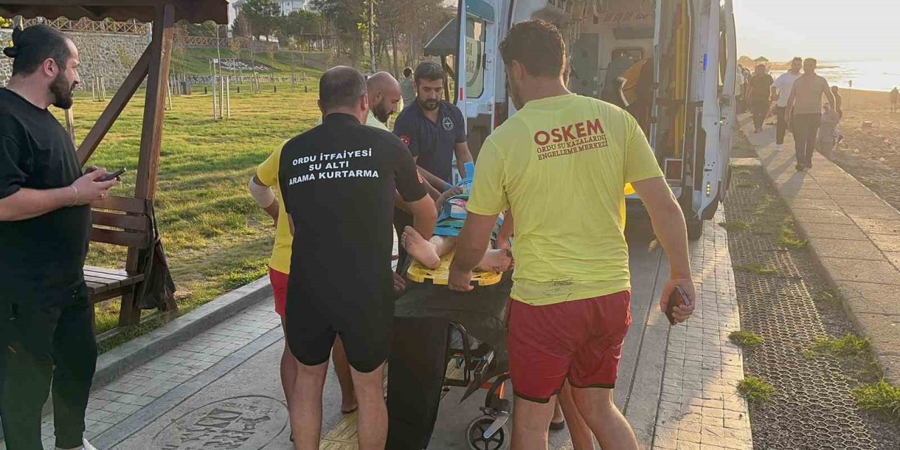 Öğretmen Bir Hayat Kurtarmak İçin Kendi Hayatını Risklere Attı