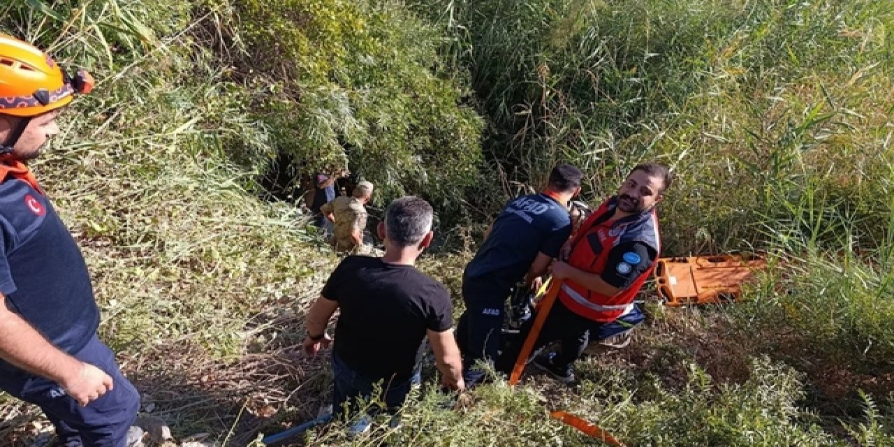 Okula Giden Öğretmenleri Taşıyan Otomobil Dereye Yuvarlandı:2 Yaralı