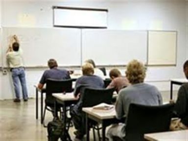 Öğretmen de okulu kırıyor