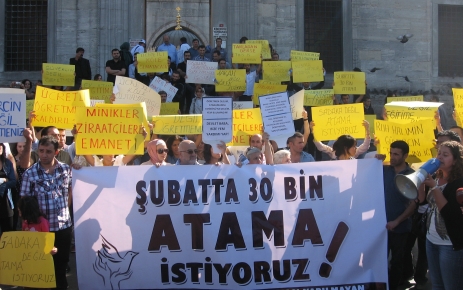 Öğretmen adayları Eminönü camisi önünde diploma yaktı