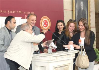 MHP'li Vural'dan "Güvercinli" Basın Toplantısı