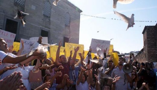 GÜVERCİNLERİ YEMLEMEK