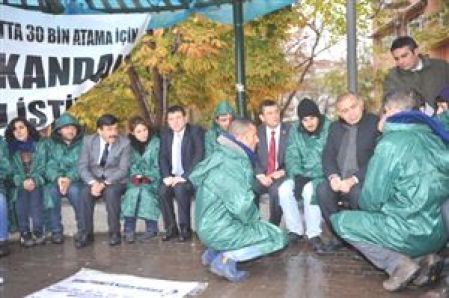 Gürsel Tekin Oturma Eylemi Yapan Öğretmenleri Ziyaret Etti