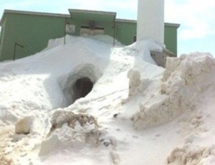 Karda mahsur kalan öğretmen, evden tünel kazarak çıktı