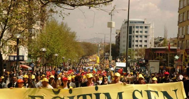Eğitim-Sen Milli Eğitim Bakanlığı önünde eylem yaptı.
