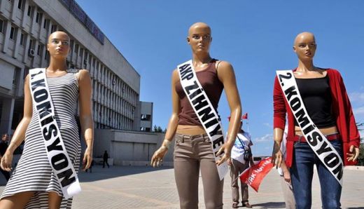 Müdür atama sınavına cansız mankenli protesto