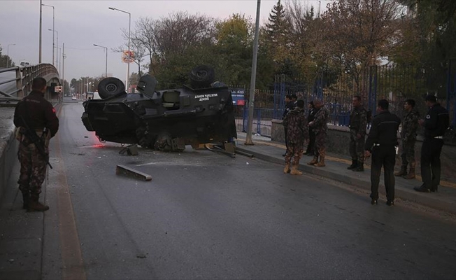 Başkentte zırhlı polis aracı üst geçitten düştü: 3 yaralı