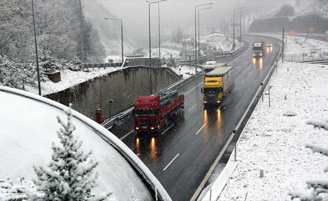 Bolu Dağı'nda kar yağışı