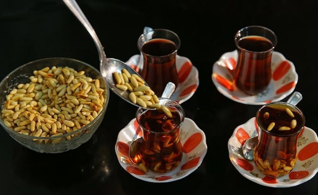 Çam kokulu "Cilveli çay"dan vazgeçmiyorlar