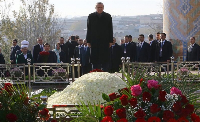Cumhurbaşkanı Erdoğan, Özbekistan Birinci Cumhurbaşkanı Kerimov'un kabrini ziyaret etti