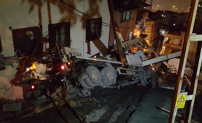Devrilen beton pompası paniğe neden oldu