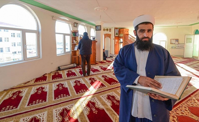 Evini satarak yaptırdığı caminin imamı oldu