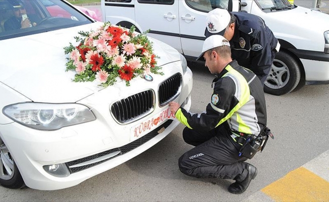 Gelin aracının plakasını kapatan damada para cezası
