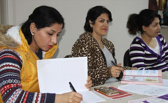 İranlı turistler Van'da Türkçe öğreniyor