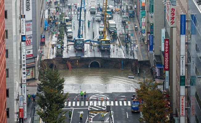 Japonya'da 5 şeritli yol çöktü