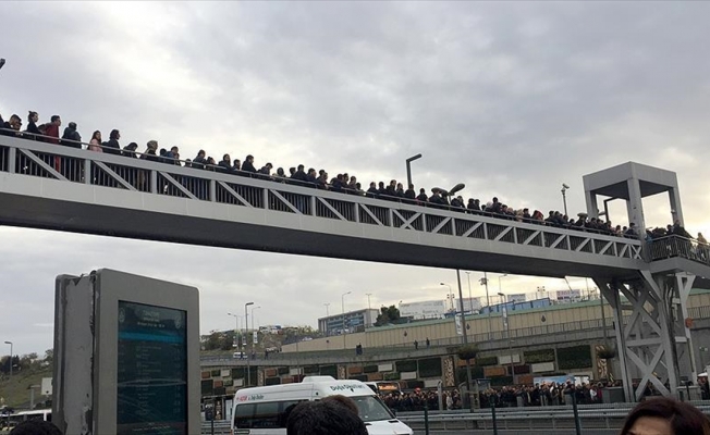Merter metrobüs durağında yoğunluk