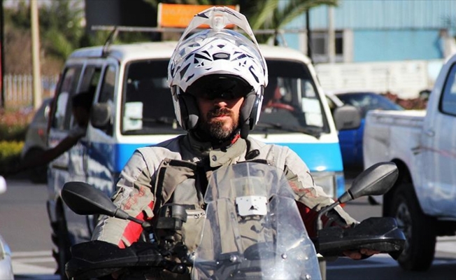 Motosikletiyle Afrika'yı dolaşıyor