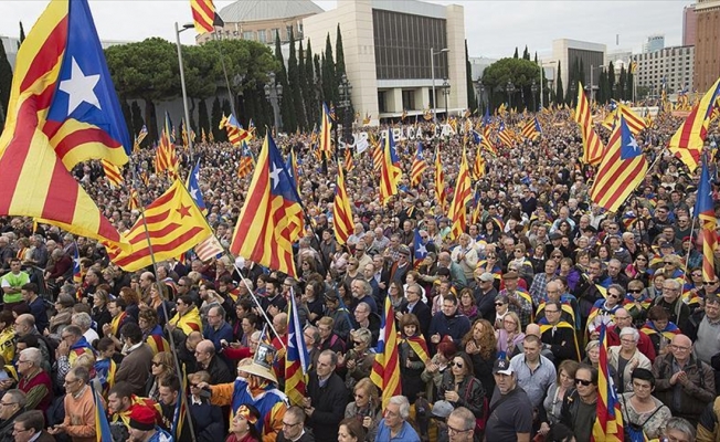 Barcelona'da ayrılıkçı Katalan siyasetçilere destek gösterisi