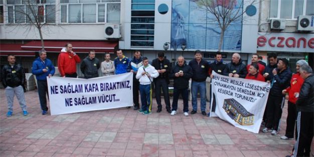 Beden eğitimi öğretmenleri düdük bırakma eylemi yaptı