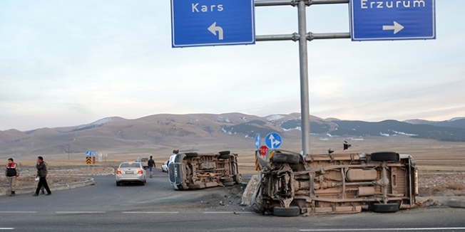 Öğrenci servisi ile kamyonet çarpıştı: 14 öğrenci yaralı