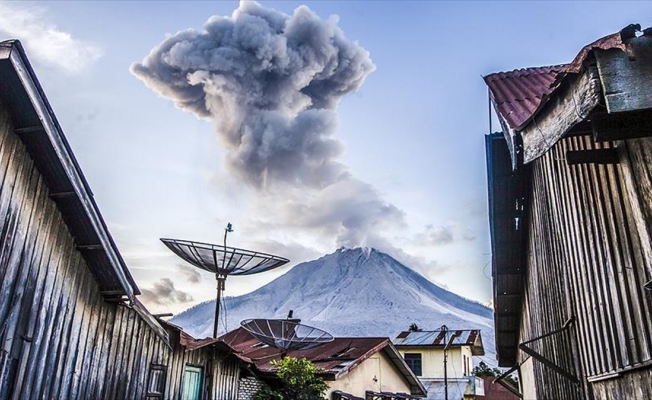 Sinabung Yanardağı tekrar faaliyete geçti