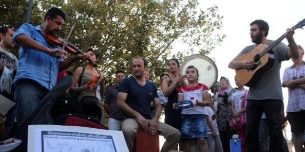 Müzisyenlerden öğretmen atamaları için eylem