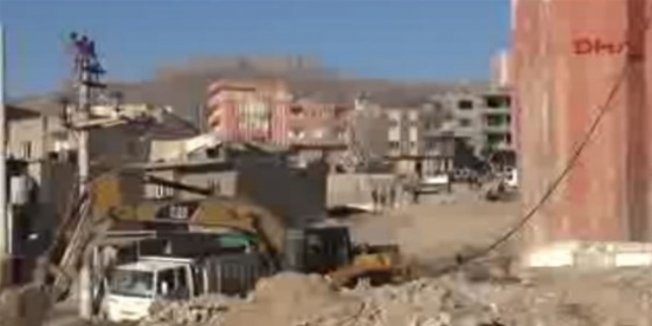 Diyarbakır'da polis aracına saldırı