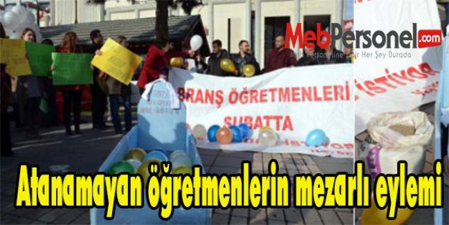 Atanamayan öğretmenlerin mezarlı eylemi