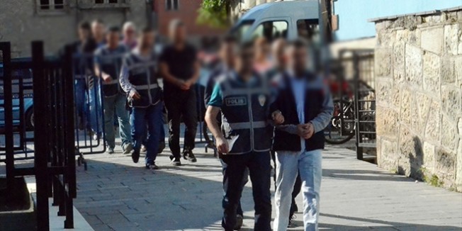 Polis, asker, öğrenci ve öğretmenler 8 kişiye gözaltı