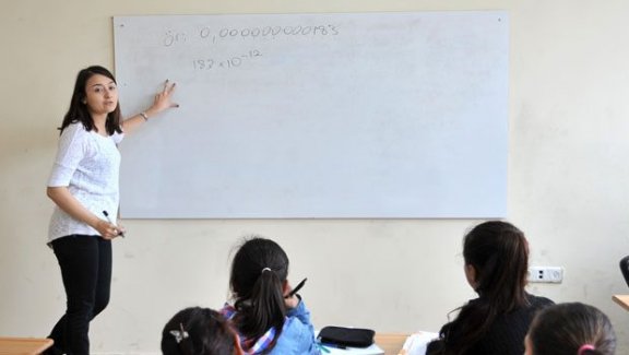 Atama bekleyen sınıf öğretmenleri sosyal medyada