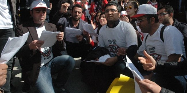 Atanamayan öğretmenler, sokakta ders yaptı