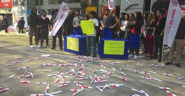 Ataması yapılmayan öğretmenlerden İlginç Eylem (video)