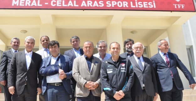 Bakan Avcı, Terim ile Türkiye´nin ilk futbol lisesini gezdi