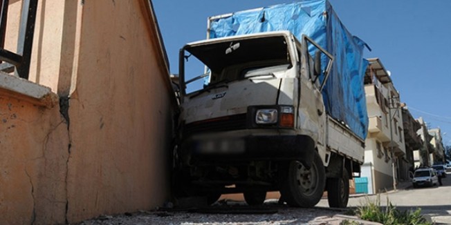 Freni boşalan kamyonet okul duvarına çarptı