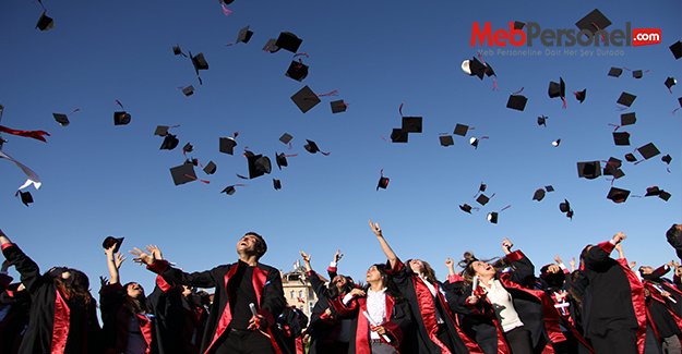 Sadece ERÜ'den 800 yeni öğretmen adayı mezun oldu