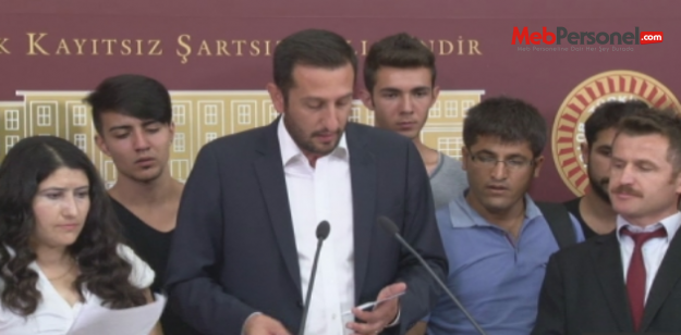 Atanamayan Öğretmenler Mecliste Diplomalarını Yırttı