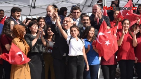 Bakan Avcı ilk ders zilini çaldı, cep telefonu uyarısı yaptı