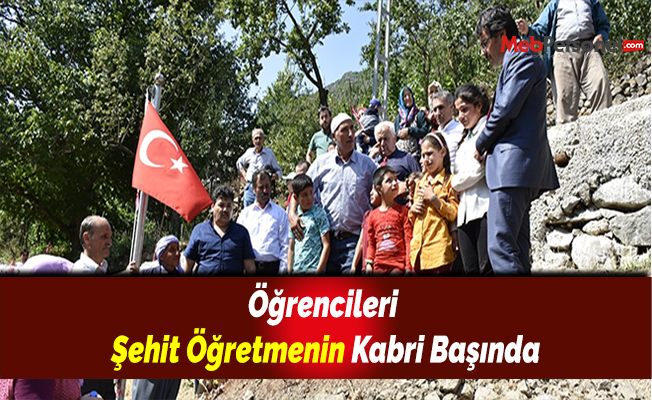 Öğrencileri Şehit Öğretmenin Kabri Başında
