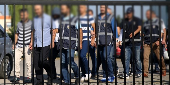 2'si öğretmen 4 kişiye Bylock'tan gözaltı