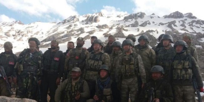 Kato Dağı'nda Jandarma komandolar Öğretmenler Günü'nü kutladı
