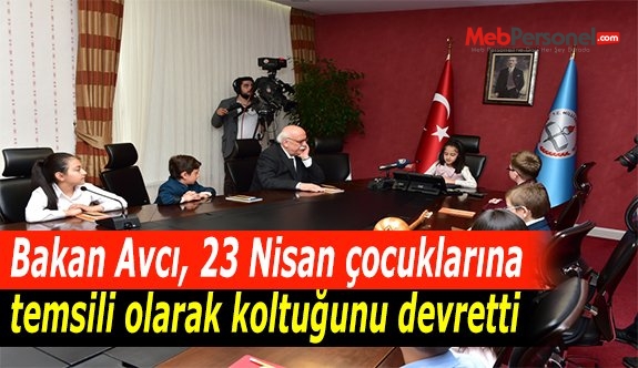 Bakan Avcı, 23 Nisan çocuklarına temsili olarak koltuğunu devretti