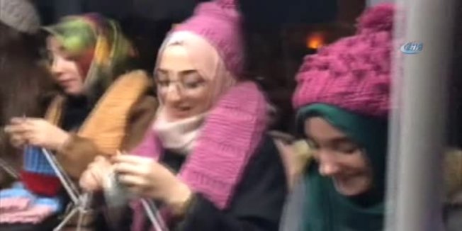 Köy okulları için metrobüste 3 saat boyunca örgü ördüler
