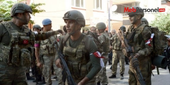 Asker ve polisler birbirlerini tanımak için flama taktı