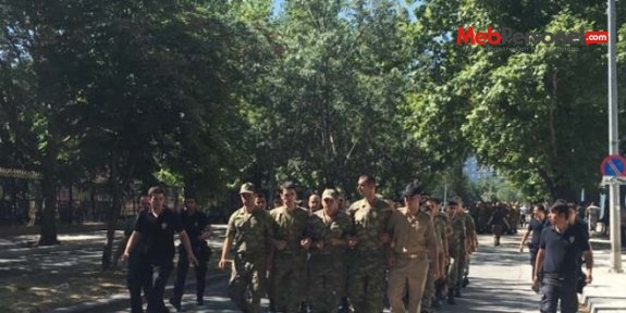 Genelkurmay'daki askerler teslim oldu