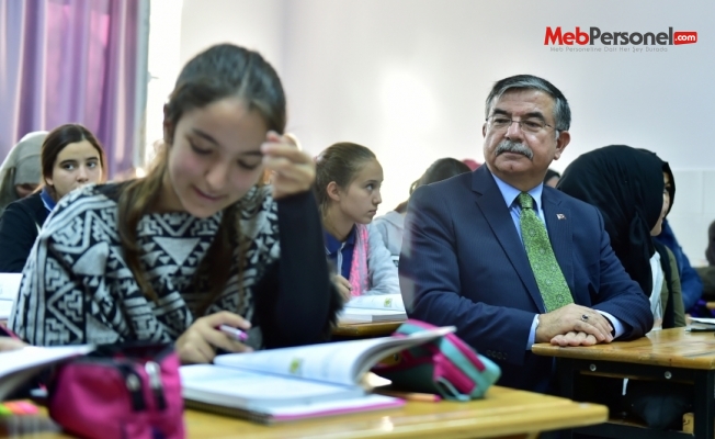 Bakan Yılmaz, Antalya Muratpaşa İmam Hatip Ortaokulunu ziyaret etti