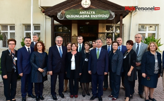 Bakan Yılmaz, Antalya Olgunlaşma Enstitüsünü ziyaret etti