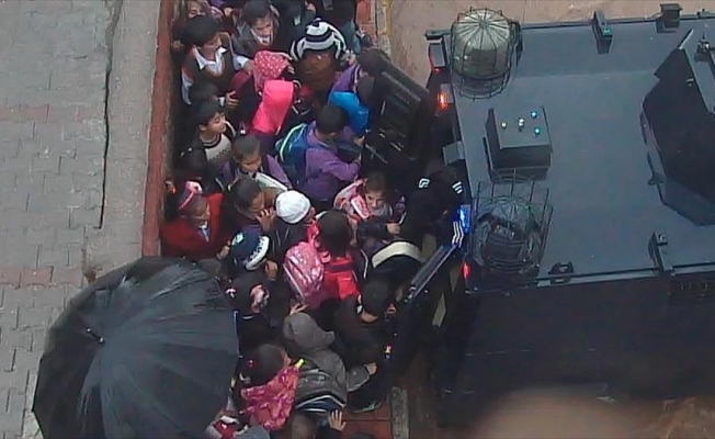 Yağmura yakalanan öğrencilere zırhlı taşıma