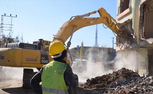 Yüksekova'da yıkım çalışmaları sürüyor