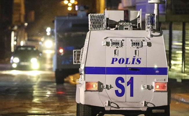 Polise atacağı bomba elinde patladı