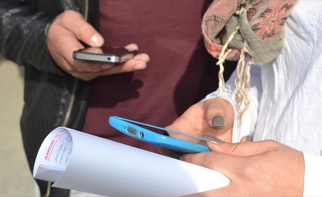 Öğrencilerin sınavlara telefonla girmesi yasaklandı